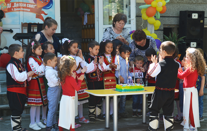 Нова детска площадка беше открита за 40-я юбилей на ДГ „Детски свят“ в Долна Липница